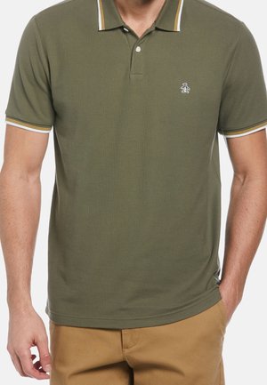 Olivgrünes Poloshirt mit klassischer Passform, weiß-gelb gestreiftem Kragen und kleinem Logo auf der Brust, hergestellt aus weichem Baumwollmaterial.