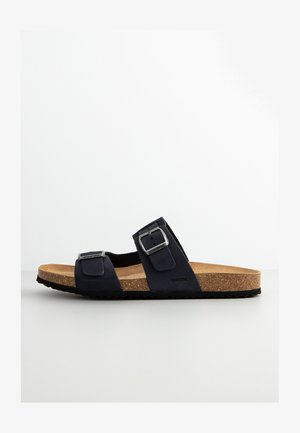 Sandali a scivolo in suede blu navy con due fibbie regolabili, intersuola in sughero e suola esterna in gomma nera strutturata. Logo Geox sul lato.