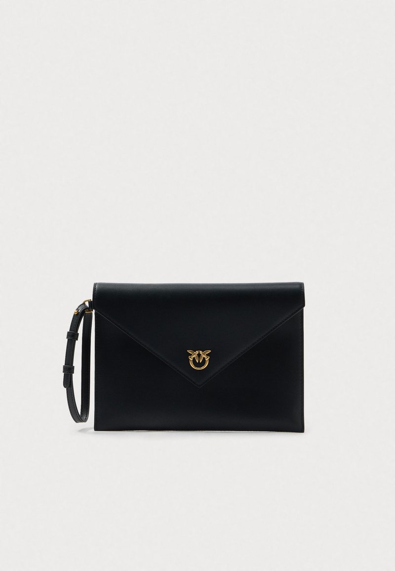 Pochette in pelle nera con design a busta, caratterizzata da un accento in logo dorato e una tracolla staccabile. Tessuto liscio, stile minimalista.