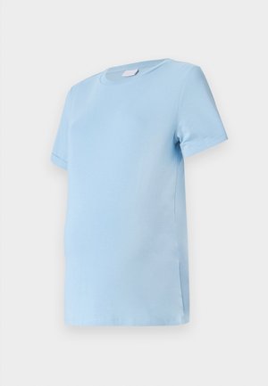 Jasnoniebieska koszulka ciążowa wykonana z miękkiej bawełny, z krótkimi rękawami, okrągłym dekoltem i luźnym krojem dla wygody.