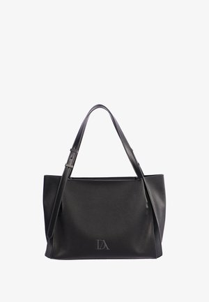 Bolso tote de cuero negro con asas dobles y correa de hombro ajustable, con un sutil logo grabado en el centro frontal.