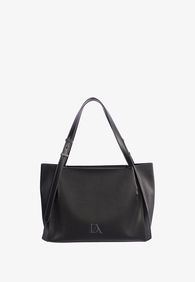 Bolso tote de cuero negro con asas dobles y correa de hombro ajustable, con un sutil logo grabado en el centro frontal.