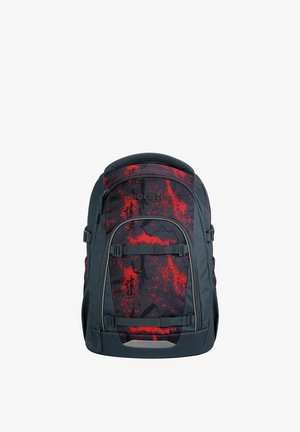 Zaino con motivo astratto nero e rosso, realizzato in tessuto resistente, con due fibbie frontali, spallacci imbottiti e manico superiore.