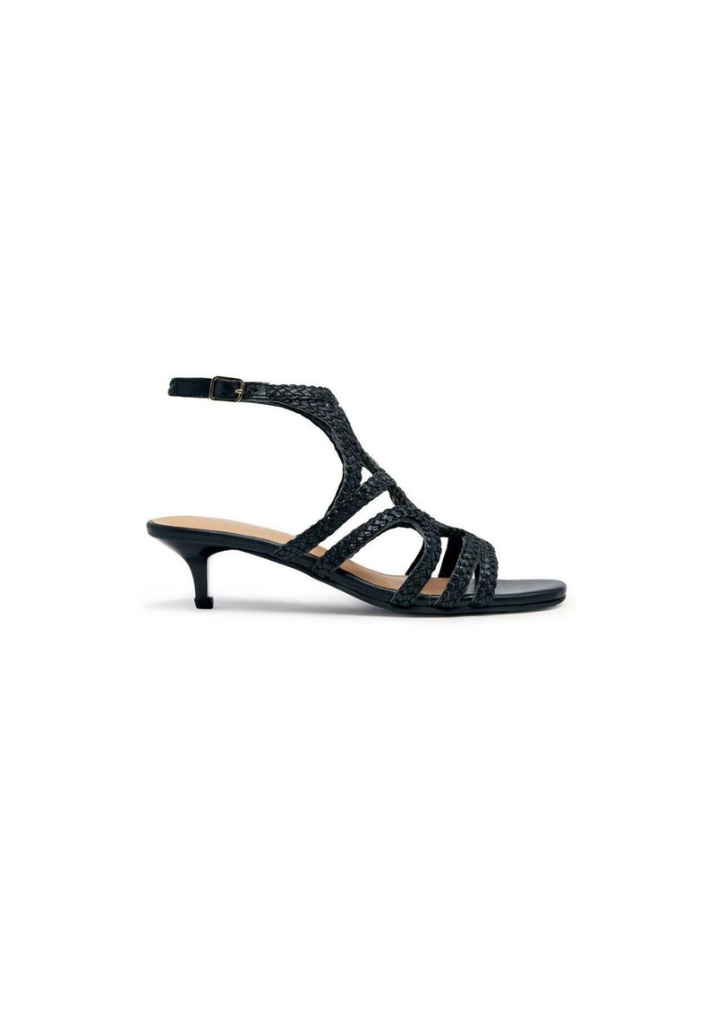 Sandales à talons noirs avec un design de bande tressée, bout ouvert et strap de cheville ajustable. Caractéristiques d'un talon kitten modeste pour un confort supplémentaire.