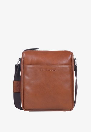 Borsa in pelle marrone con una texture liscia, apertura superiore con zip e tracolla regolabile. Presenta una tasca frontale e un logo impresso.