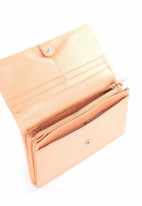 Portafoglio in pelle color pesco con una finitura texturizzata, dotato di chiusura a scatto, tasca con zip e più scomparti per carte per una buona organizzazione.
