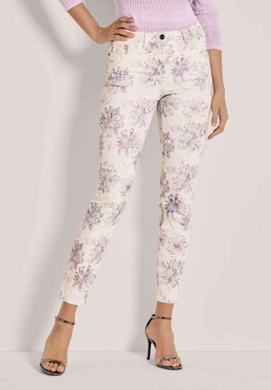 Cremefarbene Denim-Hose mit Floral-Print und lila Akzenten, mit Slim Fit, fünf Taschen, Gürtelschlaufen und Knopfverschluss.