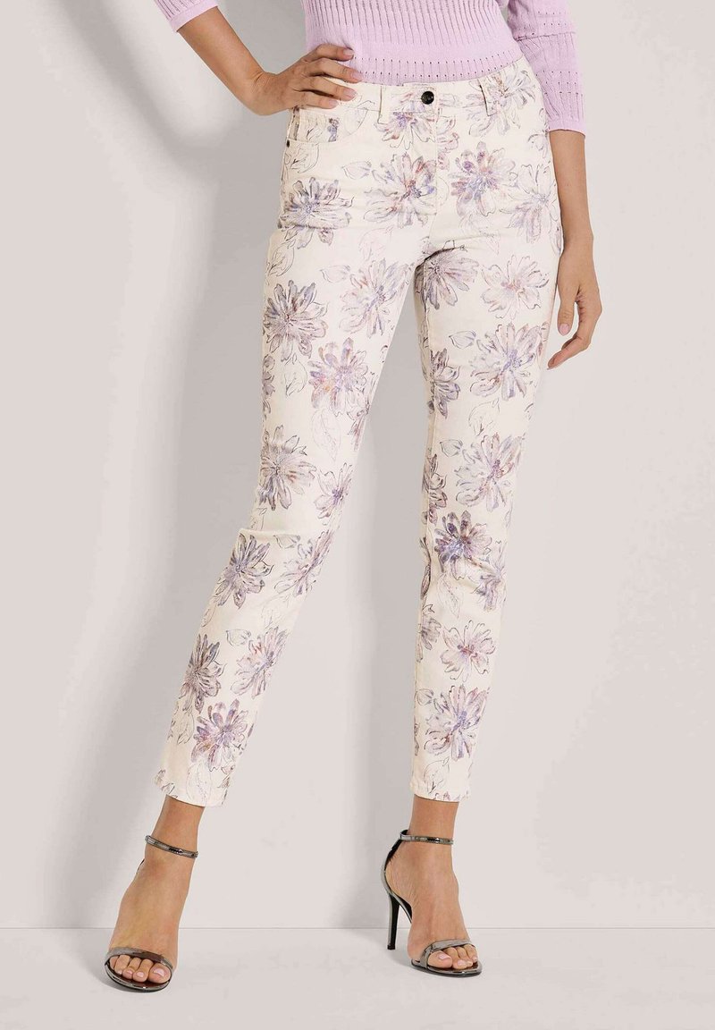 Crèmekleurige denimbroek met bloemenprint en paarse accenten, slank model, met vijf zakken en riemlussen, afgesloten met een knoopsluiting.
