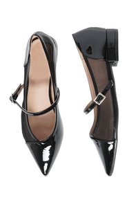 Scarpe nere in vernice con punta acuminata e tacco basso a blocco, caratterizzate da un pannello laterale in rete e una cinghia alla caviglia regolabile.