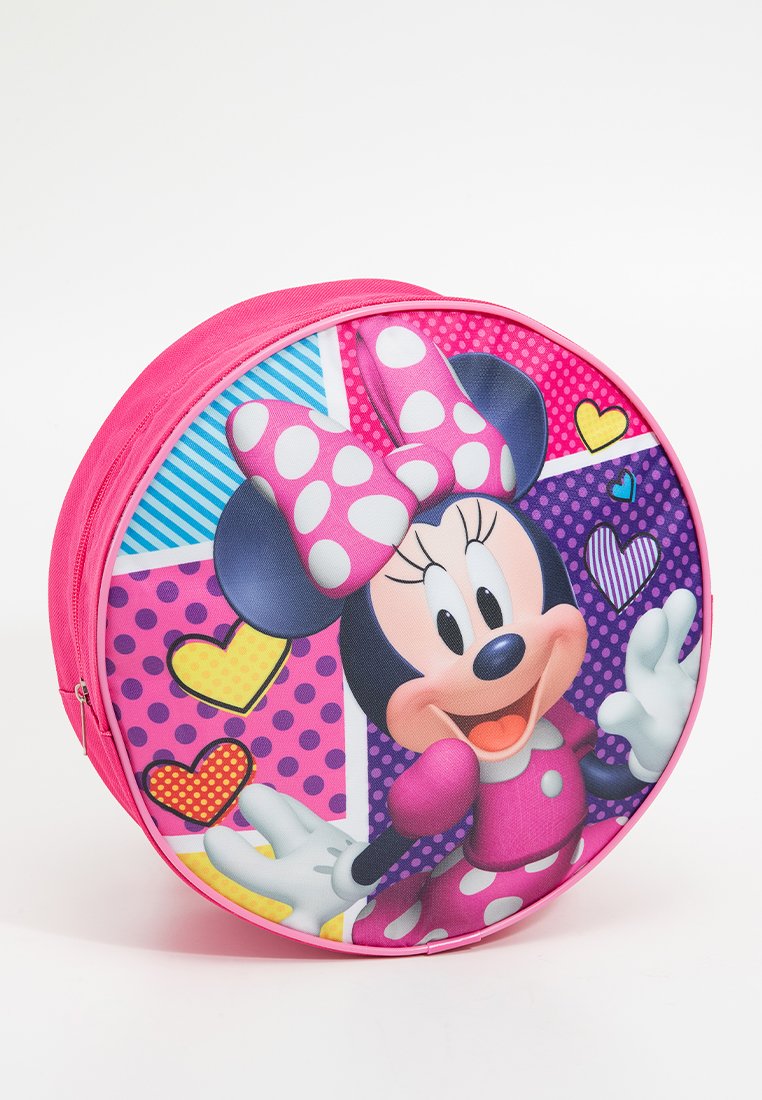 Sac rond rose mettant en avant Minnie Mouse avec un grand nœud à pois, des motifs de cœurs colorés et un fond ludique.