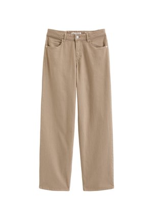 Beige Hose mit geradem Bein, vorderen und hinteren Taschen, Knopf- und Reißverschluss und Gürtelschlaufen, flach auf weißem Hintergrund gelegt.