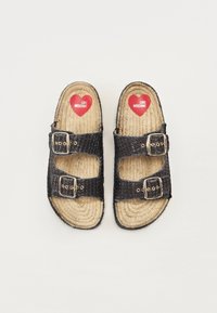 Czarne plecione klapki na płaskim obcasie z dwoma klamrami, naturalną podeszwą przypominającą linę oraz czerwonymi logo serca z napisem "LOVE MOSCHINO" na wkładce.