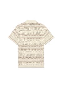 Helles beige Poloshirt mit kurzen Ärmeln, offenem Strickmuster und horizontalen Streifen in einem leicht dunkleren Farbton. Mit einem weichen Kragen.