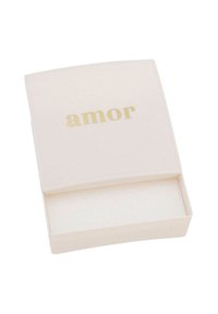 Cremefarbener rechteckiger Kasten mit glatter Oberfläche, goldener "amor"-Schrift auf dem Deckel und einem leeren weißen Innenraum.