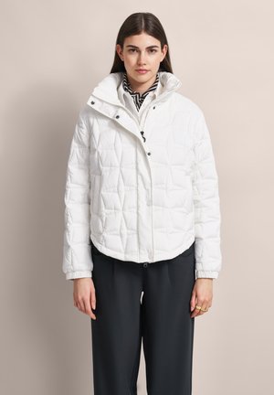 Weiße gesteppte Daunenjacke mit hohem Kragen, Fronttaschen und Druckknopfverschluss. Verfügt über elastische Ärmelbündchen und eine leicht verkürzte Silhouette.