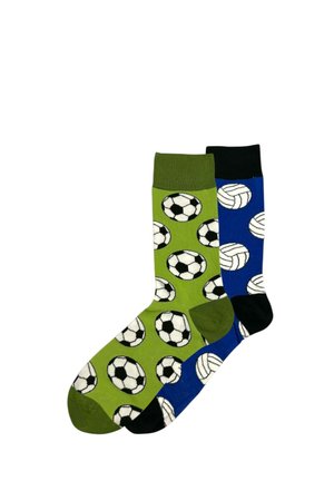 Par de calcetines con diseños de pelotas deportivas, uno verde con balones de fútbol blanco y negro, y el otro azul con pelotas de voleibol blancas.