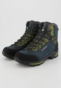 Scarpe da trekking in blu scuro e verde, con design alto alla caviglia, esterno testurizzato, punte rinforzate e lacci gialli.