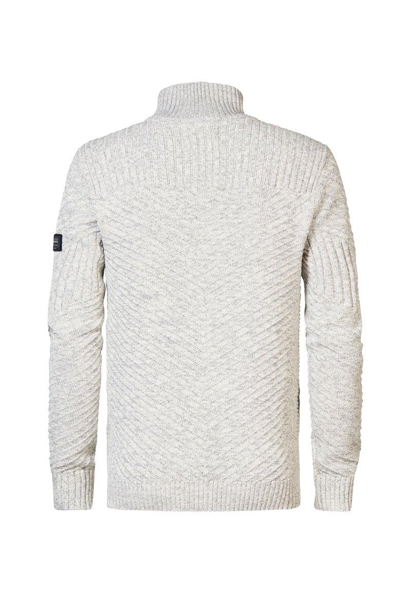 Hellgrauer gestrickter Pullover mit hohem Kragen, der ein strukturiertes Fischgrätmuster und gerippte Ärmelabschlüsse aufweist. Keine sichtbare Markenkennzeichnung auf der Rückseite.