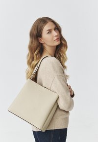 TATUUM LISAVA - Soma ar siksnu pāri ķermenim - light beige
