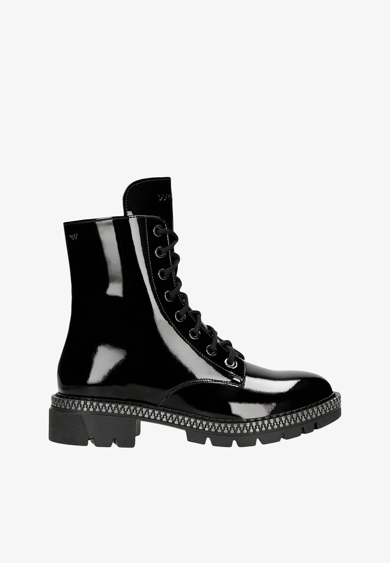 Stivaletti neri in pelle verniciata con punta arrotondata, caratterizzati da un laccio anteriore, ampie asole e una suola in gomma testurizzata con accenti decorativi.