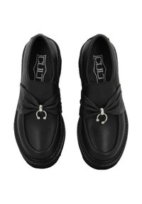 Czarne skórzane buty z okrągłym noskiem, z detalem z twistowanej tkaniny oraz okrąłym srebrnym akcentem z przodu. Gładka tekstura.