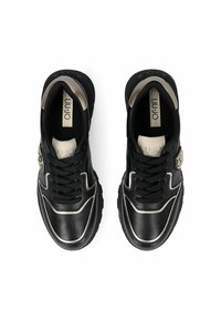 Sneakers in pelle nera con suola spessa. Presentano dettagli argentati, punta rotonda e lacci neri. Nome del marchio visibile sulla linguetta.