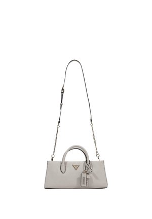 Piccola borsa rettangolare beige con manici superiori, tracolla sottile staccabile con dettagli a catena e etichetta del marchio Guess attaccata.