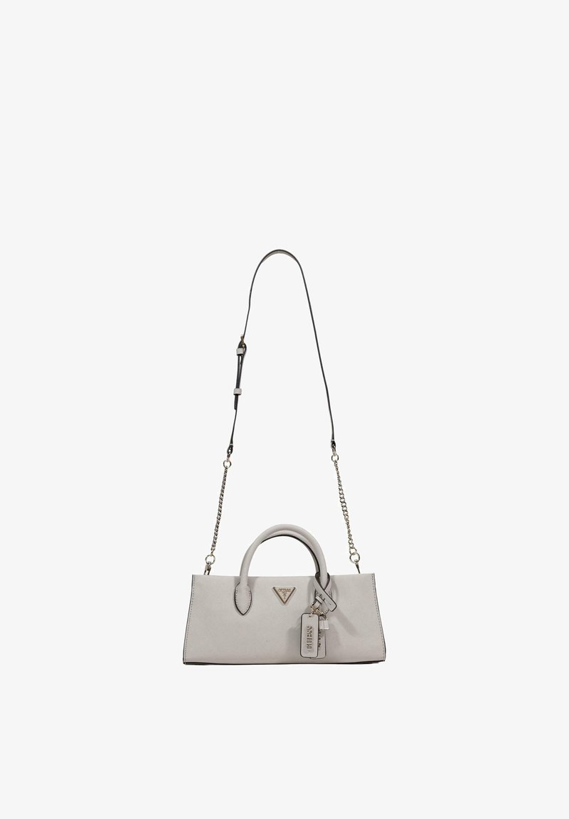 Petit sac à main rectangulaire beige avec poignées supérieures, bandoulière fine détachable avec détails en chaîne, et une étiquette de marque Guess attachée.