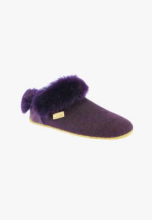 Pantoufle en laine violette avec une bordure en fourrure violette douce et une semelle texturée. Présente une petite étiquette de marque sur le côté.