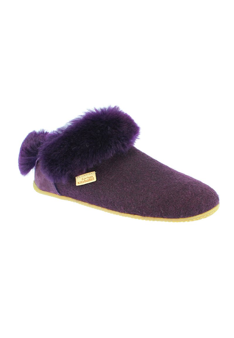 Lila ulltoffla med en fluffig lila pälsdetalj och en texturerad sula. Har en liten varumärkesetikett på sidan.