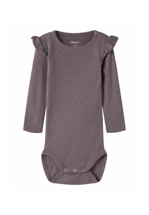 Body bébé violet à manches longues avec des détails à volants aux épaules et des boutons-pression à l’entrejambe, avec un motif texturé subtil.