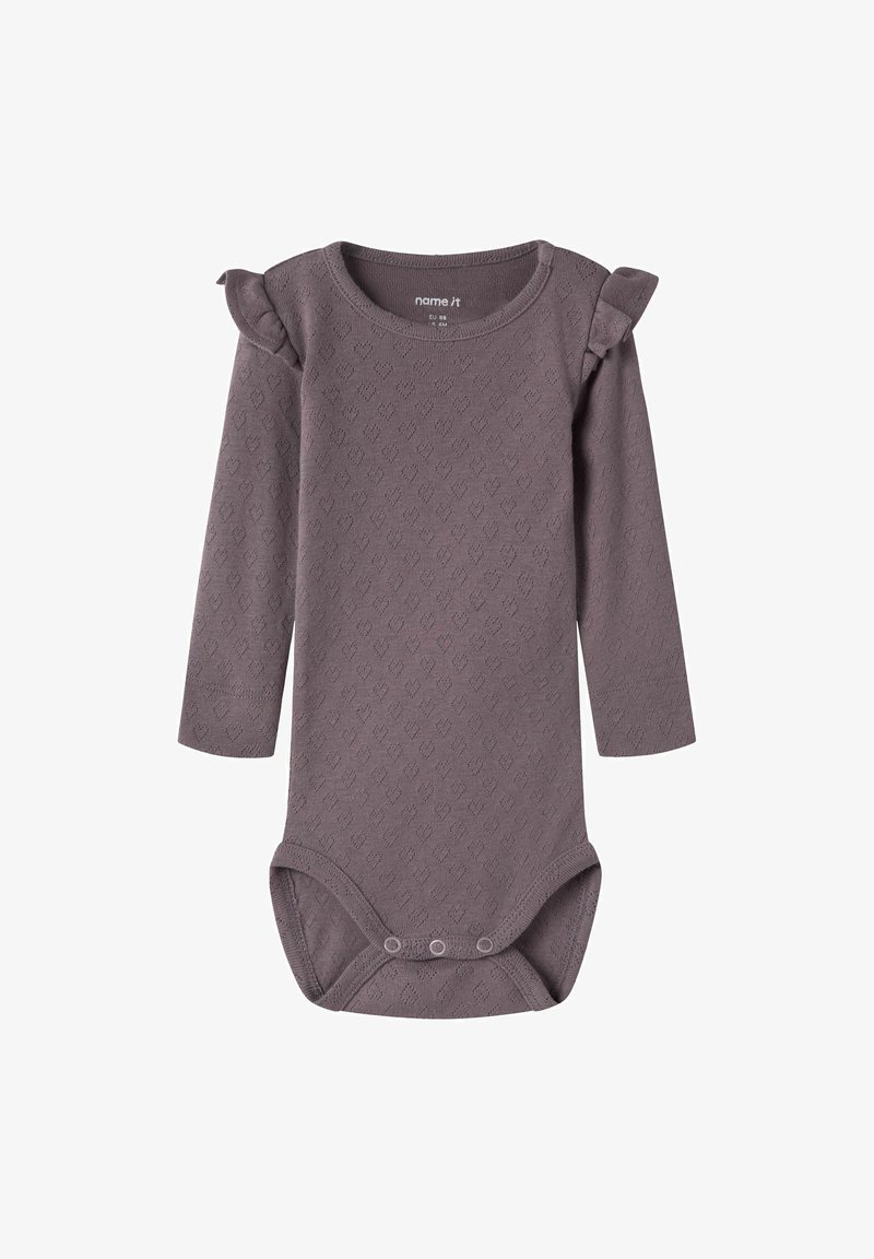 Body bébé violet à manches longues avec des détails à volants aux épaules et des boutons-pression à l’entrejambe, avec un motif texturé subtil.