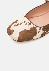 MAX&Co. Μπαλαρίνες με λουράκι στον αστράγαλο - stampa mucca