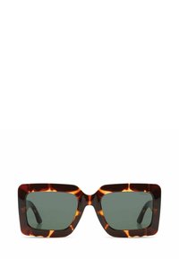 Lunettes de soleil écaille de tortue avec des montures carrées, des verres verts et une texture lisse ; elles disposent de larges branches avec un détail de marquage discret.