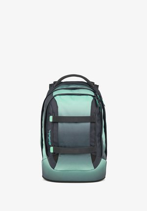 Rucksack aus einer Mischung aus dunkelgrauen und türkisfarbenen Materialien, mit verstellbaren Trägern, einem oberen Griff und einer glatten Stofftextur.