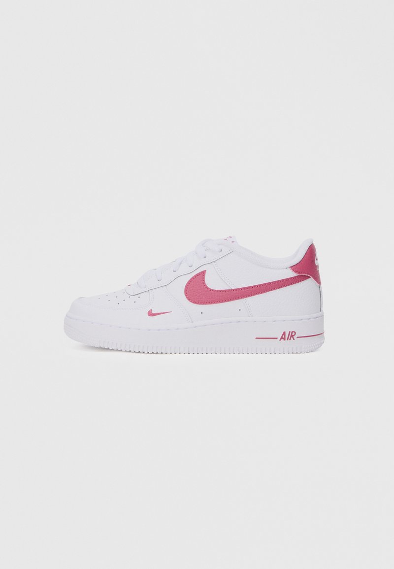 Valkoiset Nike Air Force 1 -tennarit, joissa on vaaleanpunainen Swoosh ja aksentti kantapäässä. Piirteet perforoitu varvasosa ja kumipohja.