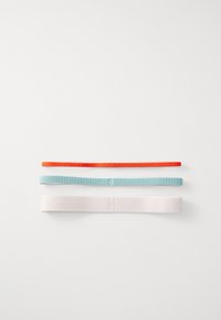 Sæt af tre hårbånd: rødt, lyseblåt og lys pink. Fremstillet af elastisk stof, har hvert bånd en glat tekstur med et enkelt design.