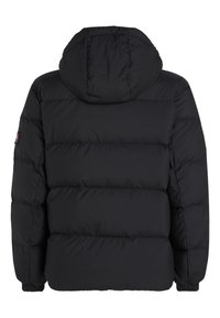 Doudoune noire avec capuche, matelassage horizontal, poignets élastiques et petite écusson logo sur la manche gauche, vue de dos.