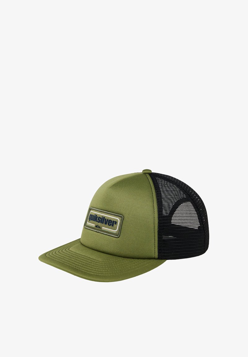 Gorra trucker de malla en verde oliva y negro con visera curva y parche del logo de Quiksilver en el panel frontal.