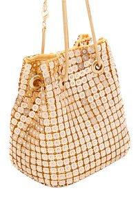 Borsa a secchiello dorata in paillettes con un design strutturato. Presenta dettagli circolari e hardware metallico. Inclusa una tracolla regolabile.