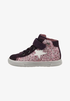 Børns højt sneakers med lilla ruskind, pink glimmerpaneler, hvid stjernedetalje, velcrorem, snørebånd og grå gummisål.