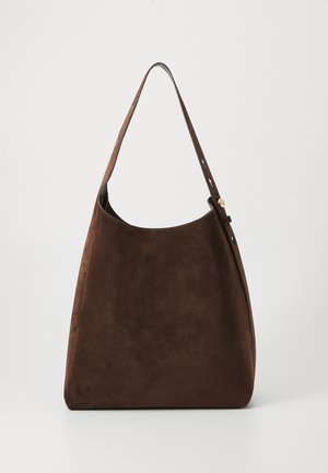 Bolso de hombro de ante marrón con una textura suave, parte superior curvada y correa ajustable con acentos de hardware metálico. Diseño suave y minimalista.