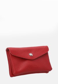 Rød læderpunge med tekstureret overflade, kuvertdesign, afrundet klap og sølvtrykknap-lukning. Kompakt og slank form.