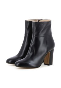 Stivali ankle in pelle nera con punta leggermente appuntita e tacco a blocco alto. Presentano una chiusura con zip e una superficie liscia.