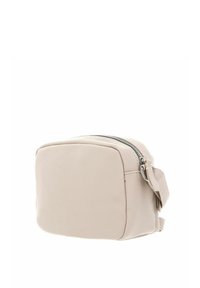 Sac en cuir rectangulaire de couleur beige doux avec fermeture éclair et bandoulière latérale. Texture lisse et quincaillerie minimaliste, conçu pour un rangement compact.