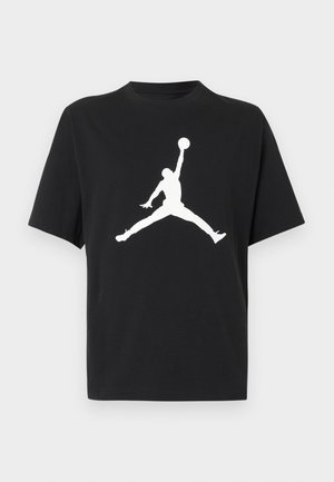 Μαύρο T-shirt με κοντά μανίκια με λευκή σιλουέτα παίκτη μπάσκετ που πηδάει, κρατώντας μια μπάλα πάνω από το κεφάλι σε στάση αστεροπήδησης.