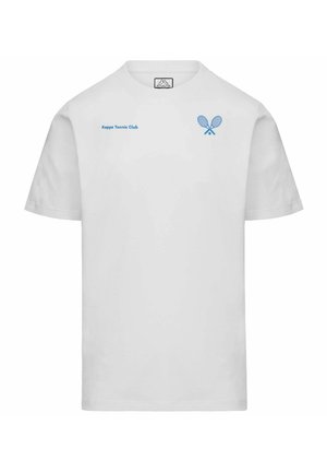 T-shirt bianca a maniche corte con scritta blu "Kappa Tennis Club" sul lato sinistro del petto e grafica di racchette da tennis incrociate sul lato destro del petto.