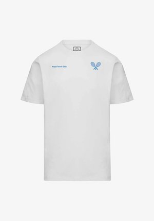 T-shirt bianca a maniche corte con scritta blu "Kappa Tennis Club" sul lato sinistro del petto e grafica di racchette da tennis incrociate sul lato destro del petto.