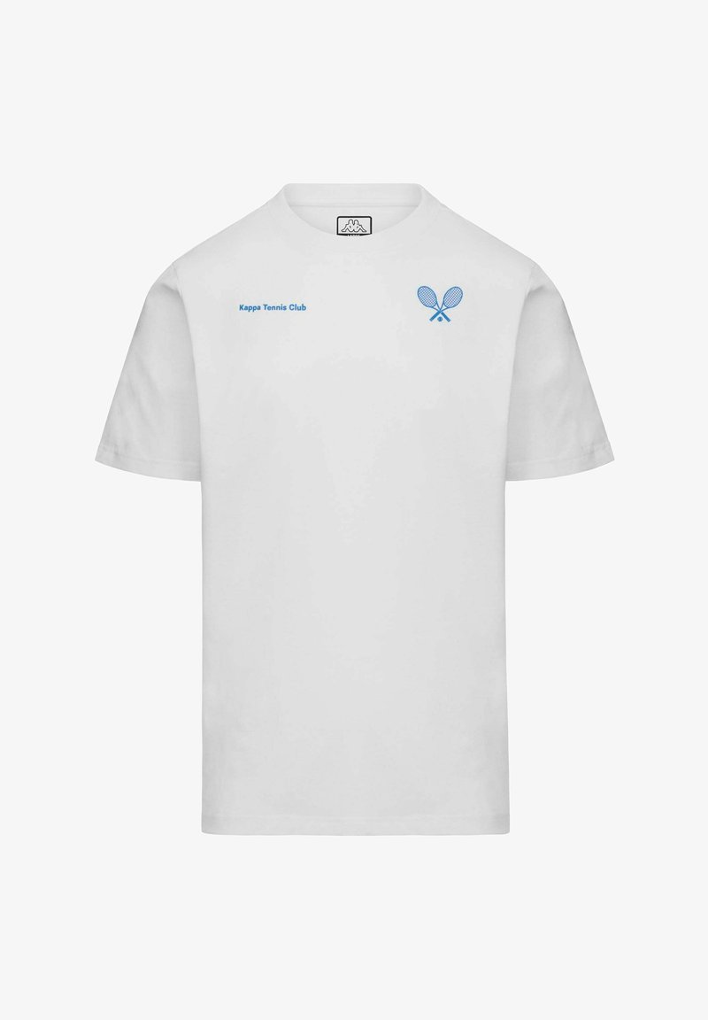T-shirt blanc à manches courtes avec texte bleu "Kappa Tennis Club" sur la poitrine gauche et graphique de raquettes de tennis croisées sur la poitrine droite.