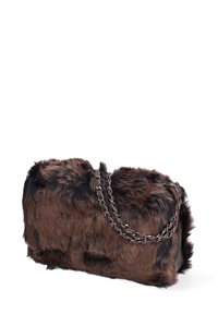 Borsa a tracolla in ecopelliccia marrone con accenti scuri, forma rettangolare, dotata di una tracolla in catena argentata e superficie testurizzata. Design minimalista.